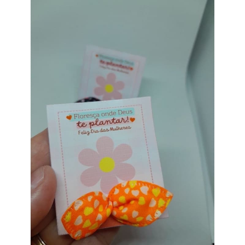 Cartão Dia da Mulher com elástico para cabelo lembrancinha Xuxinha tag desenho criativo delicado