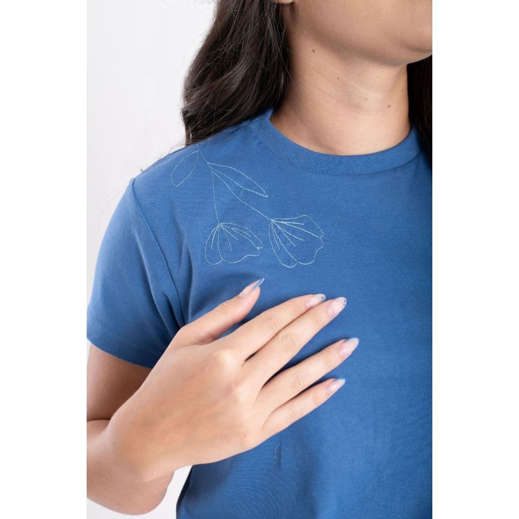 BLUSA T-SHIRT FEMININA BORDADA, BABY LOOK 100% ALGODÃO ,MODA CRISTÃ CASUAL TAM: P,M,G e GG FLOR AZUL