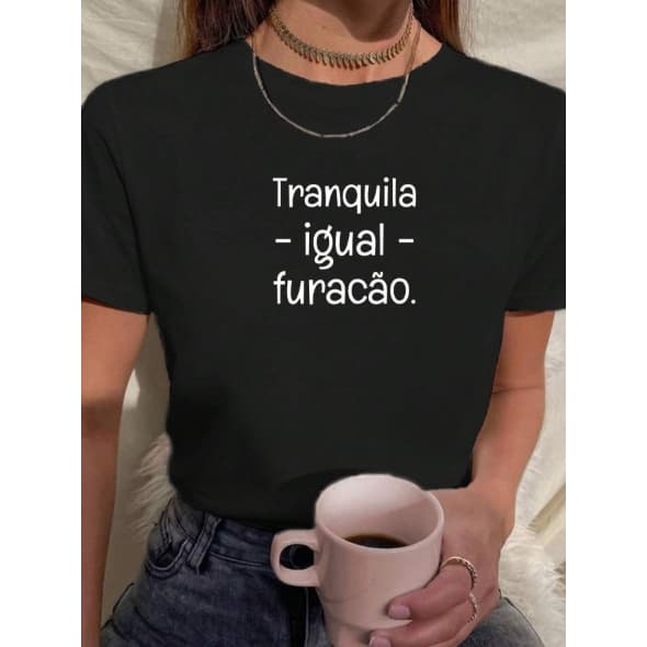 Camiseta Feminina Babylook T Shirt 100% Algodão Frases Engraçadas Humor Tranquila Igual Furacão