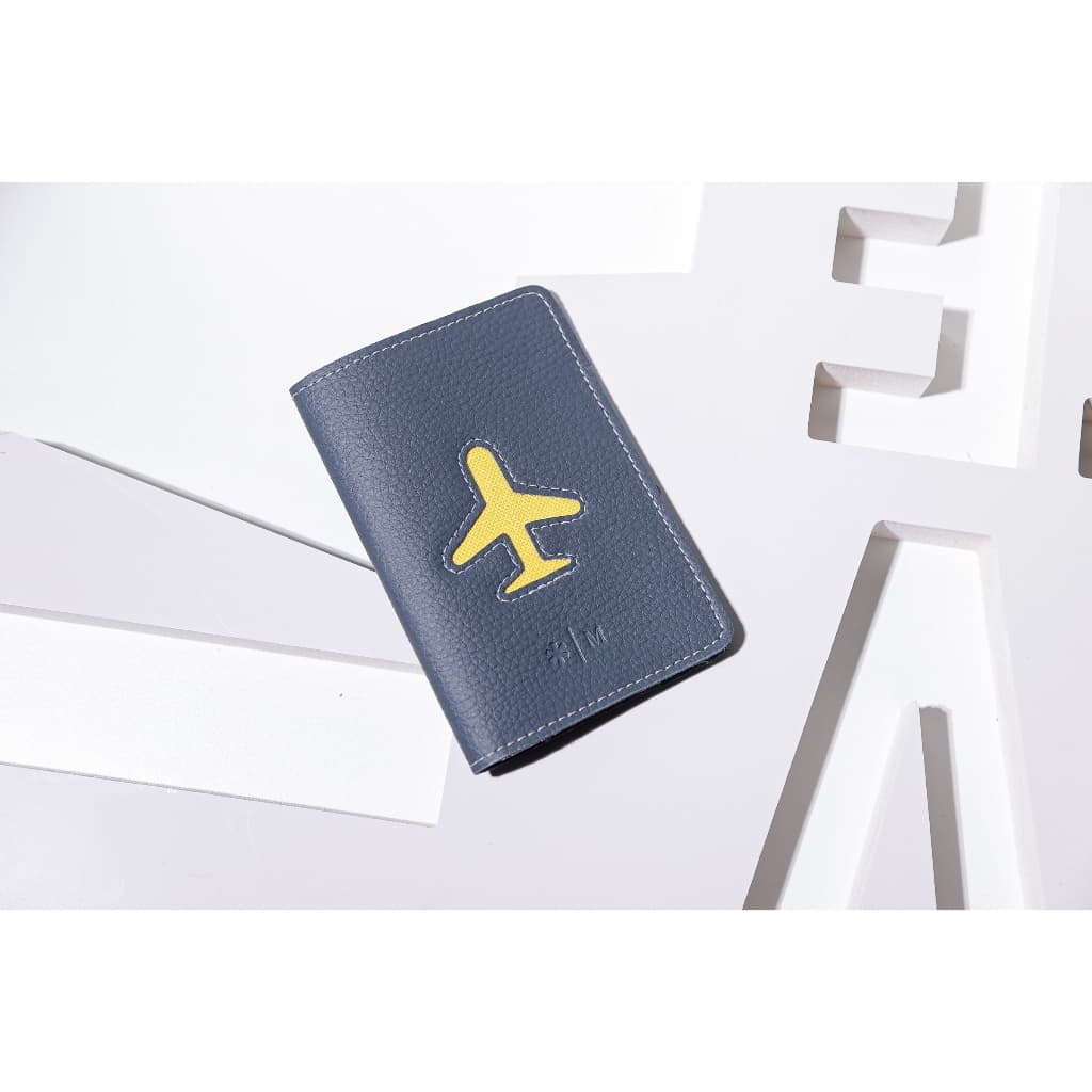 Porta-Passaporte Maktub 14,5 x 10,3 cm com Espaço para 3 Cartões