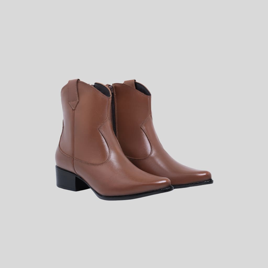 Bota Western Feminina - Elegância Atemporal em Preto e Café em Couro, Cano Médio e Salto Quadrado
