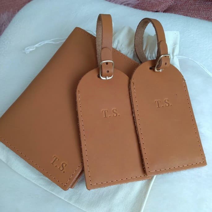 Kit 1 porta passaporte + 2 tags de mala em couro com iniciais