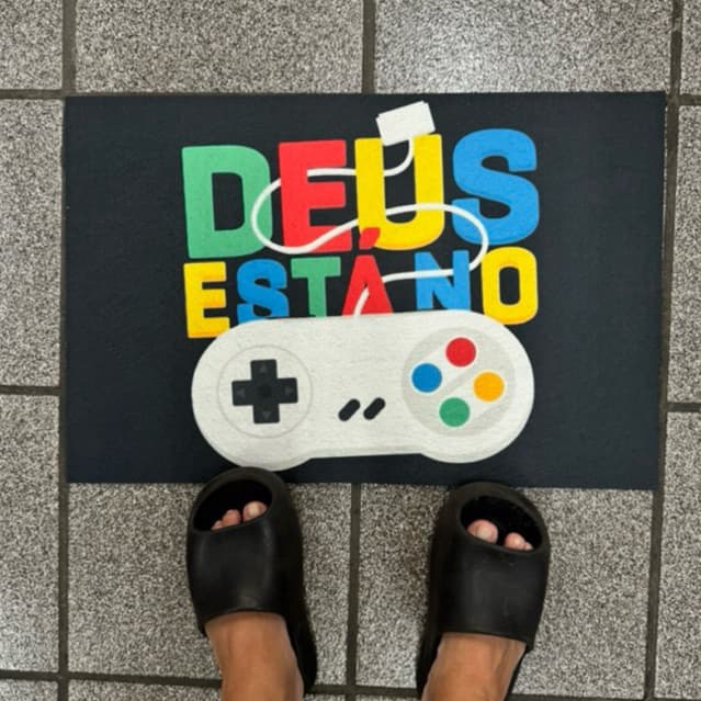 Tapete capacho para porta de entrada - Deus esta no controle