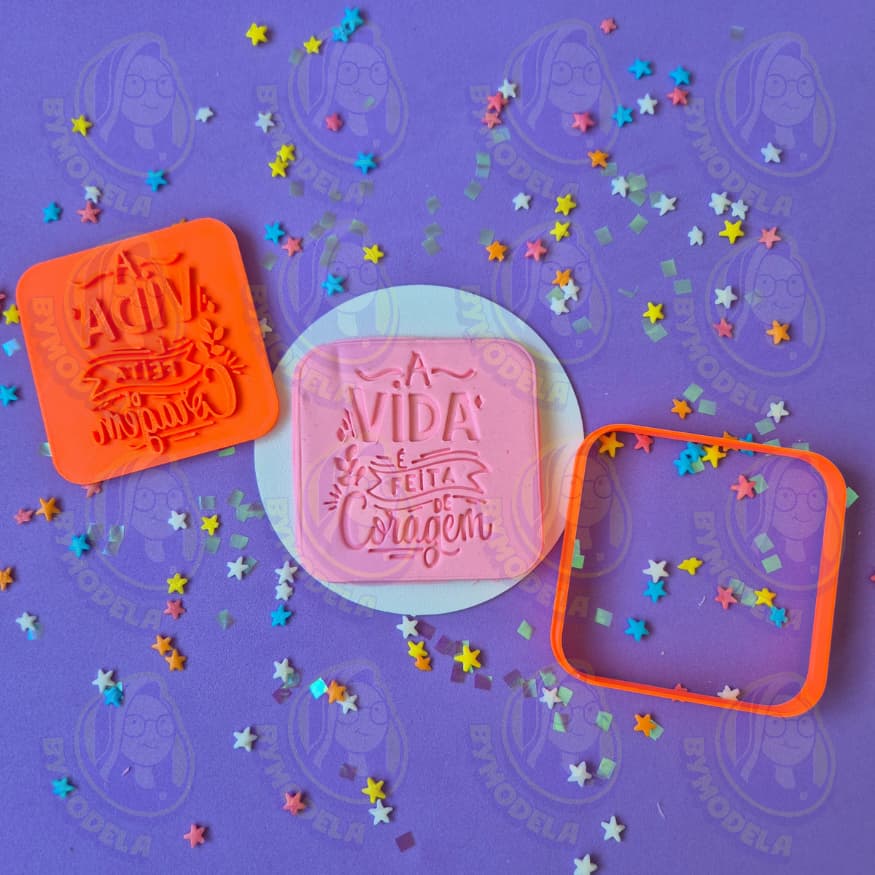 Cortador de Biscoito com Carimbo - A Vida é Feita de Coragem