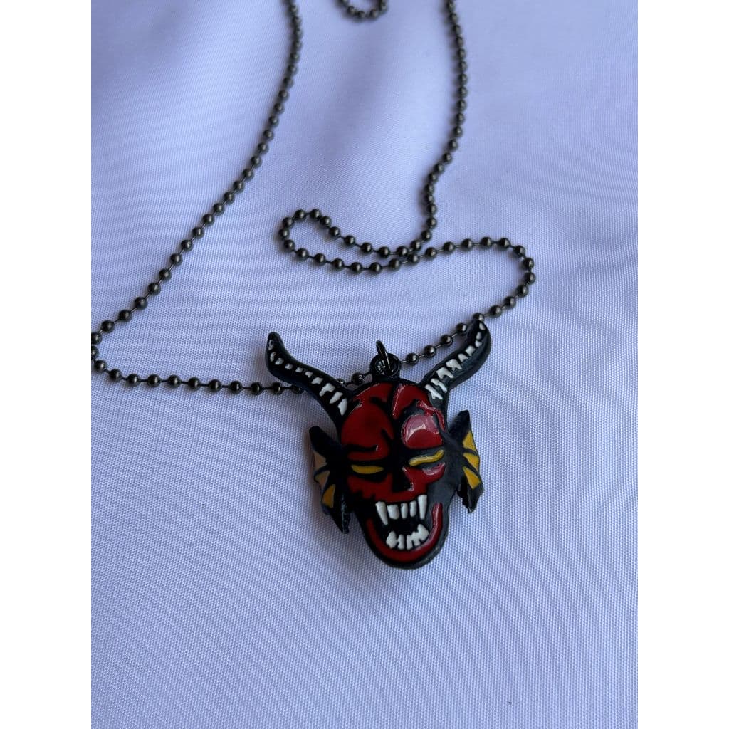 Colar Hellfire Club Stranger Things