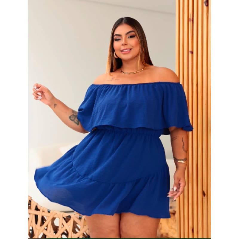Macaquinho Short saia Plus size em tecido Dunas, curto, ombro a ombro, com babado.
