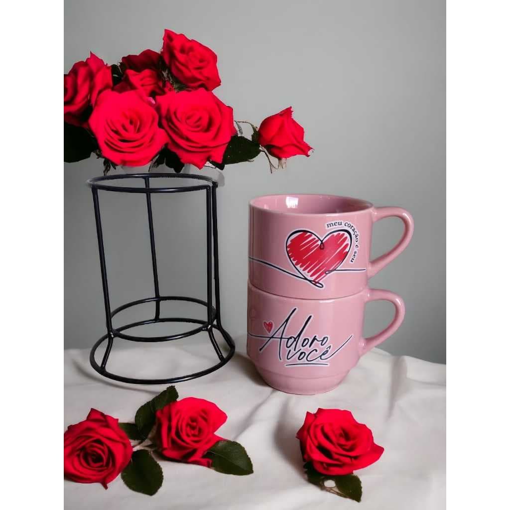 Kit 2 Xicaras Porcelana Chá Café Adoro Voce Rosa Casal Namorados Presente + Suporte Metal