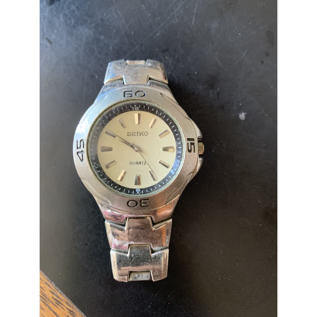 Relógio Seiko Quartz fundo bege, prata ou preto