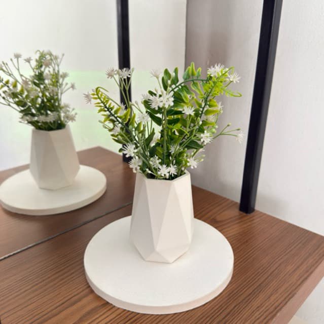 Kit decorativo vaso de gesso + planta artificial mista e bandeja decorativa de gesso redonda