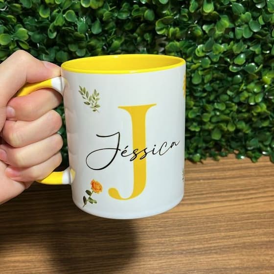caneca personalizada com inicial e nome amarelo com flores borboleta caneca branca ou caneca com alça e interior amarela