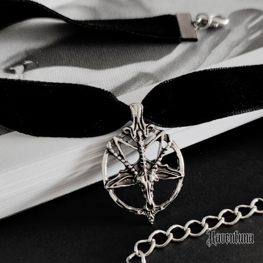 Gargantilha Choker Baphomet Pentagrama Invertido Veludo Preto Gótico Dark
