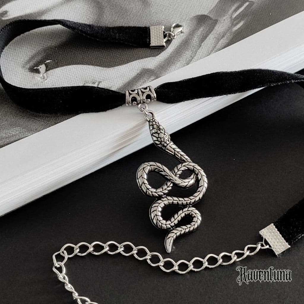 Gargantilha Choker Serpente Cobra Veludo Preto Gótico Místico Dark