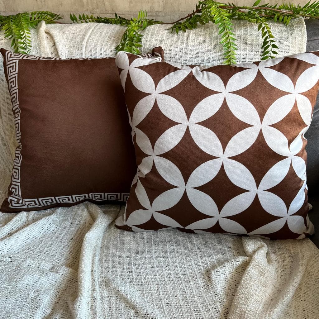 Capas para Almofadas Decorativas de Veludo 45x45cm Kit com 2 Unidades Marrom Geométricas para Sofá e Cama