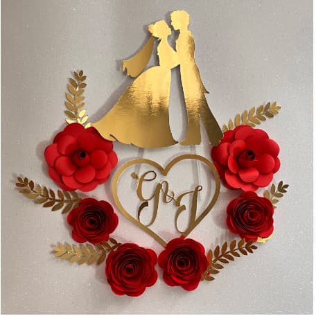 Topo de bolo casamento com inicias do noivos e flores em papelaria 100% noivinhos dourado ou prata