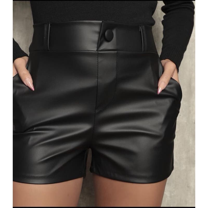 Short Feminino de Botão Courino Couro Fake Com Bolso Short Preto Cintura Alta Moda Blogueira