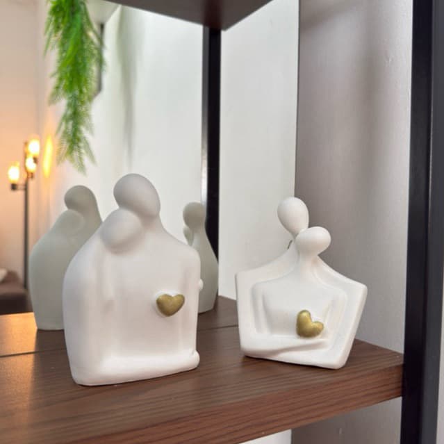 Estátua casal coração apaixonado, love, objeto decorativo moderno de gesso