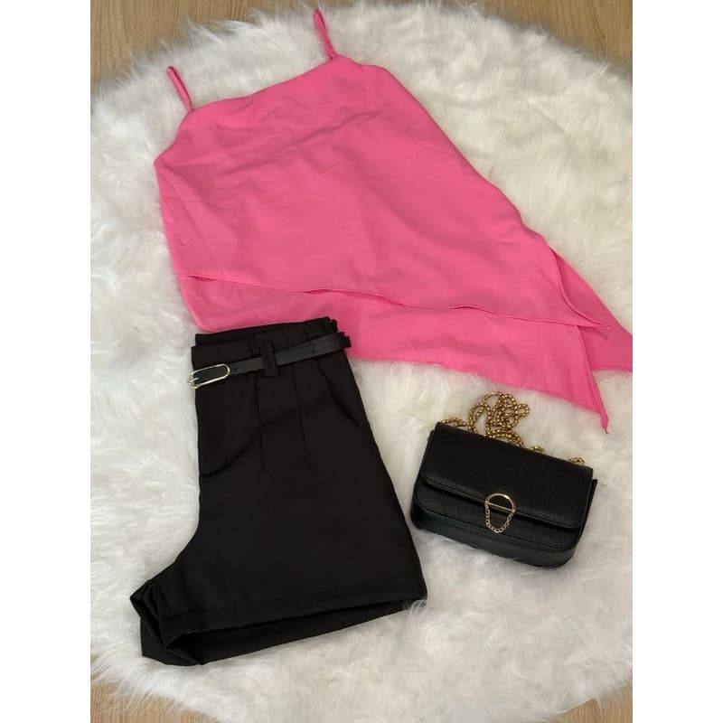Conjunto Elegante de Short Alfaiataria Com Bolso e Cinto de Brinde Mais Blusinha Assimetrica Modinha Fashion Verão