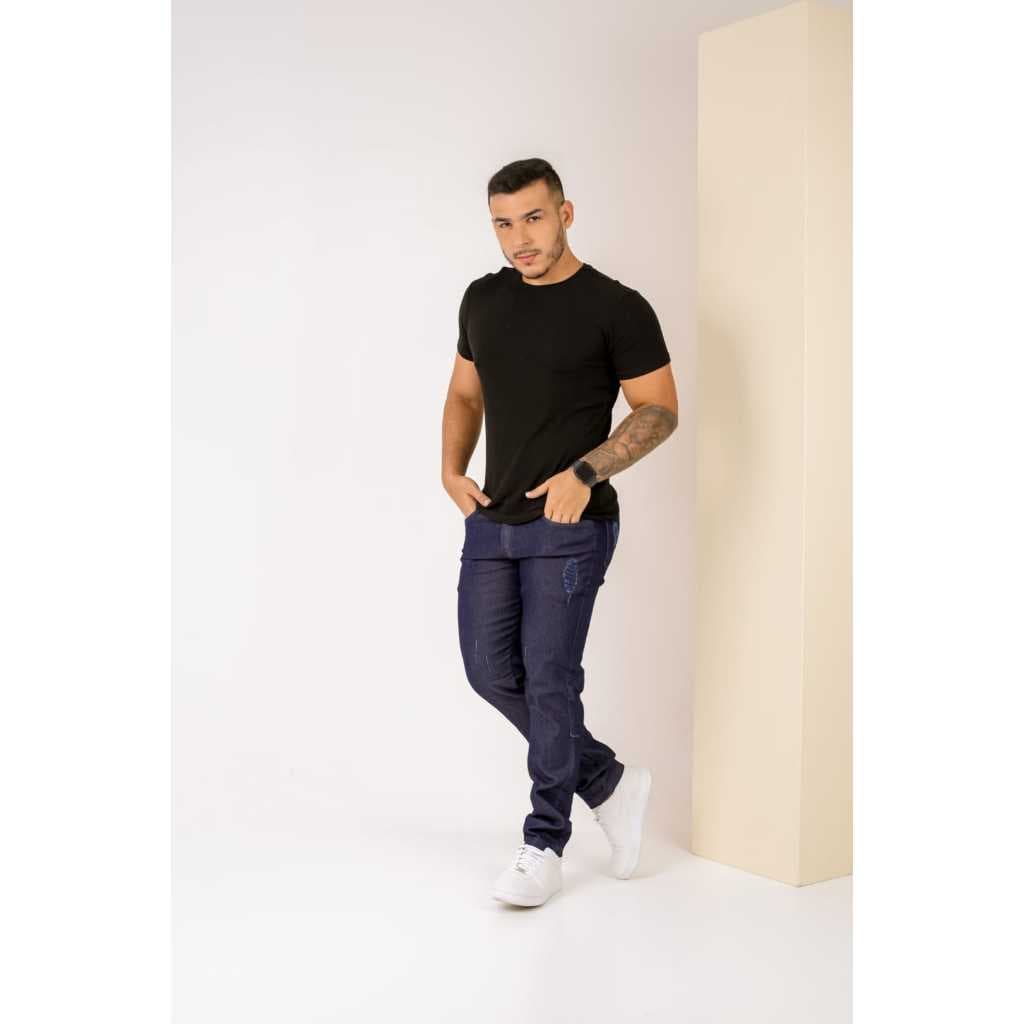 Calça de Sarja Masculina Escura Com Detalhe Bolso Traseiro