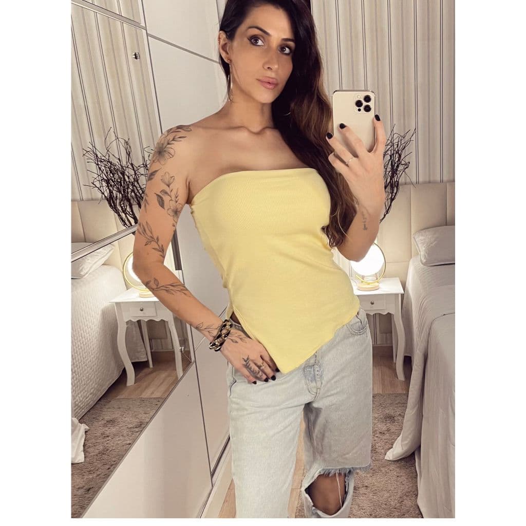 Blusa Tomara que Caia Assimétrica Canelada: Elegância e Estilo em uma Única Peça