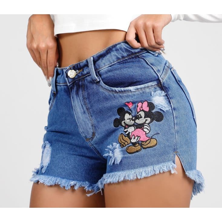 Short Jeans feminino bordado modelagem empina bumbum barra desfiada cós cintura alta  Jeans PREMIUM