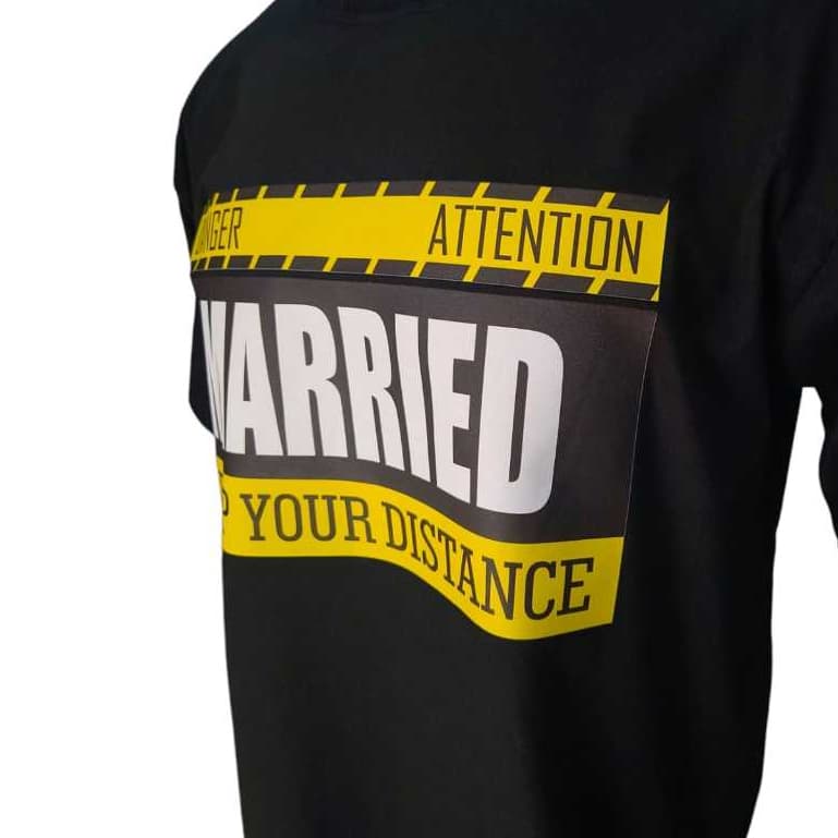 Camiseta  Perigo atenção casado mantenha distancia algodão unissex adulto