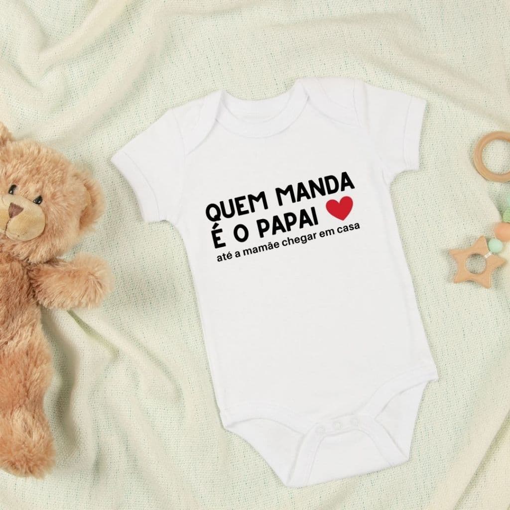 Body curto bebê branco divertido estampado frase quem manda é o papai até a mamãe chegar