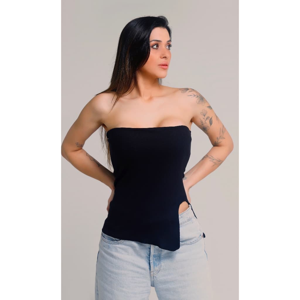 Regata Blusa Tomara que Caia Assimétrica Canelada: Elegância e Estilo em uma Única Peça