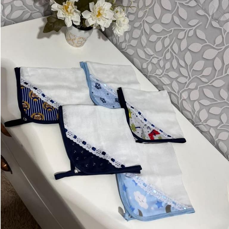 5 Fraldinhas de Boca Para Bebê Com Porta Chupetas De Alça Menino Cores e Estampas Variadas