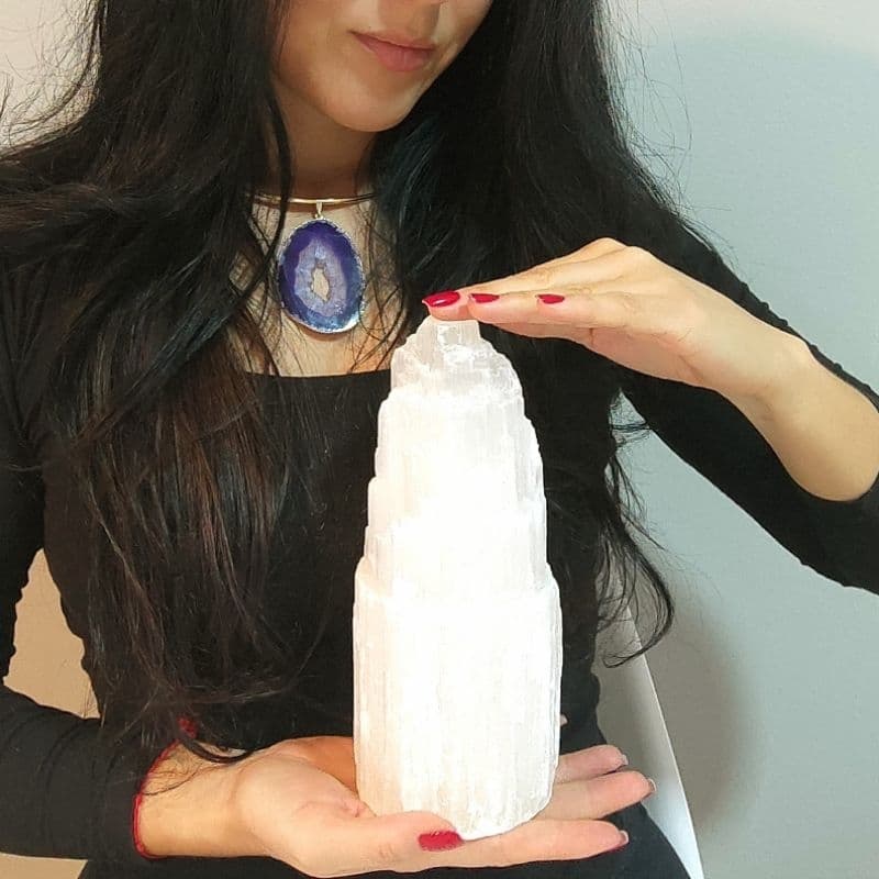 Selenita 20cm Torre 1,5kg Grande Pedra Natural Transição de Cores Luminária