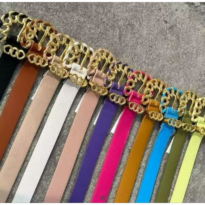 Cintos femininos coloridos, fivela detalhe corrente dourada, sintético PU / Cores tendência verão 2025