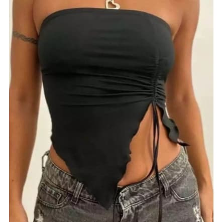 Cropped tomara que caia asimetrica no lado isquerdo tendecia
