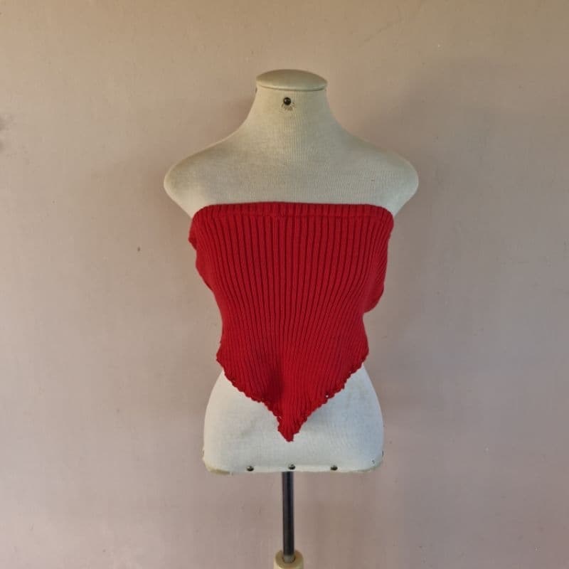 cropped vermelho  de tricô, com bico e detalhes  em croche