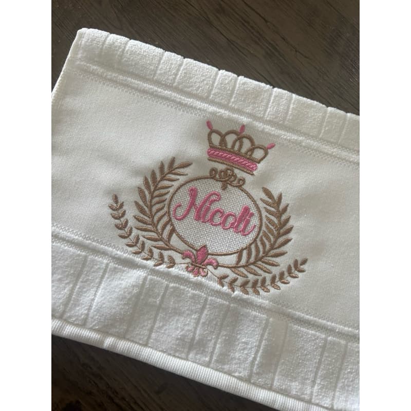 toalha de boca personalizada com o nome do bebê