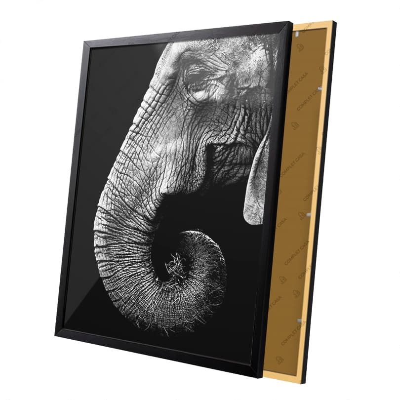 Quadro Rosto Elefante De Lado Em Fundo Preto Moldura e Vidro