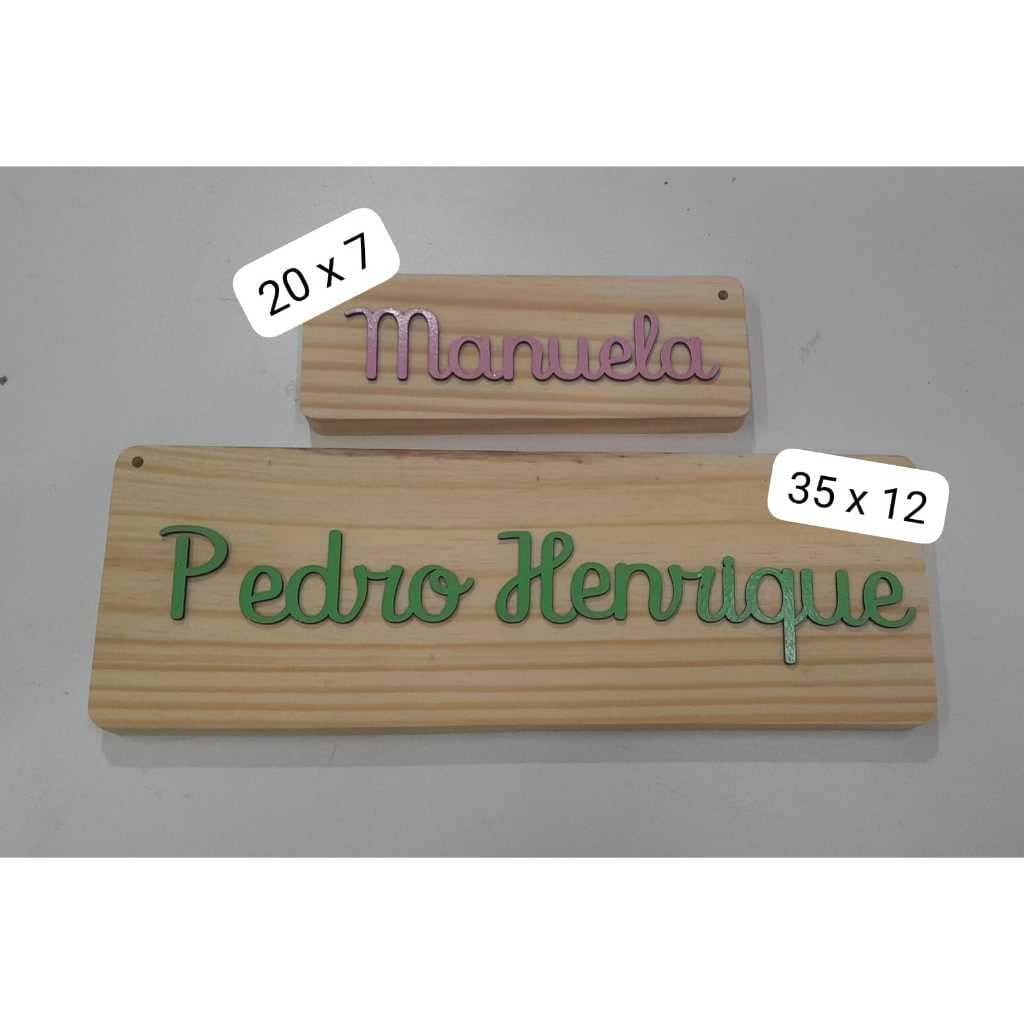 Placa pinus com nome em MDF colorido (adesivado no vinil)