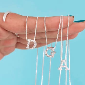 Colar Feminino Letra Inicial Vazada Cravejada Folheado à Prata 925 | Pingente Delicado Personalizado