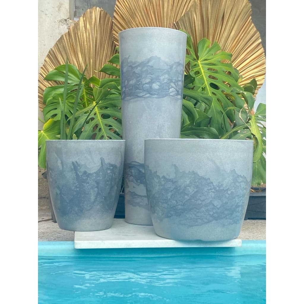 KIT DE 3 VASOS ECOLÓGICOS DE POLIETILENO, DECORAÇÃO SALA OU JARDIM, TEXTURA LISA MARMORIZADA