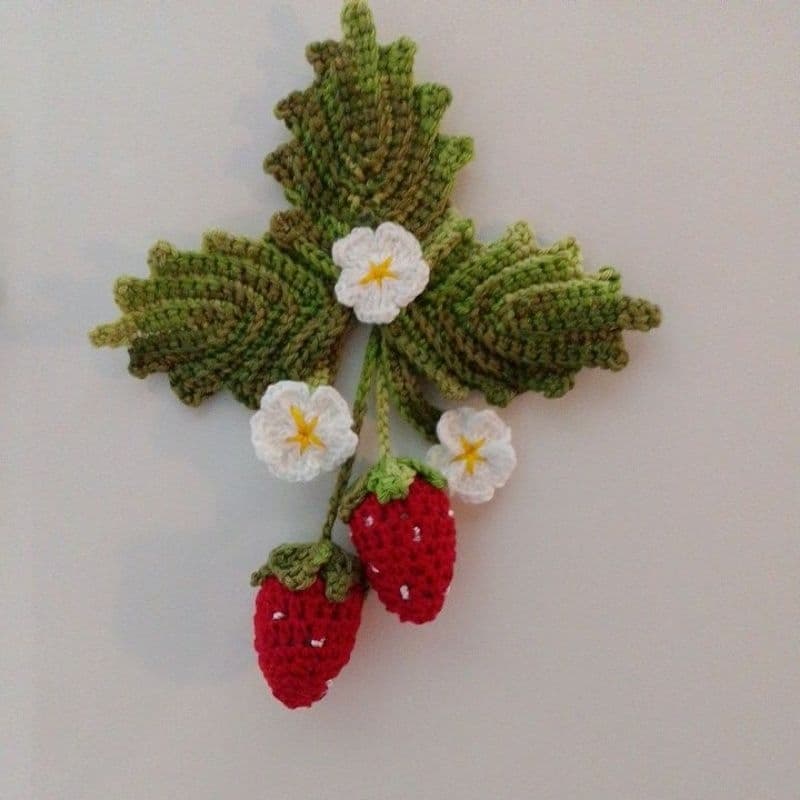 imã de geladeira cacho de morangos🍓