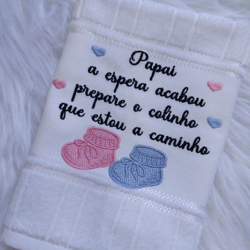 Toalha de mão bordada personalizada com frase bebê a  caminho
