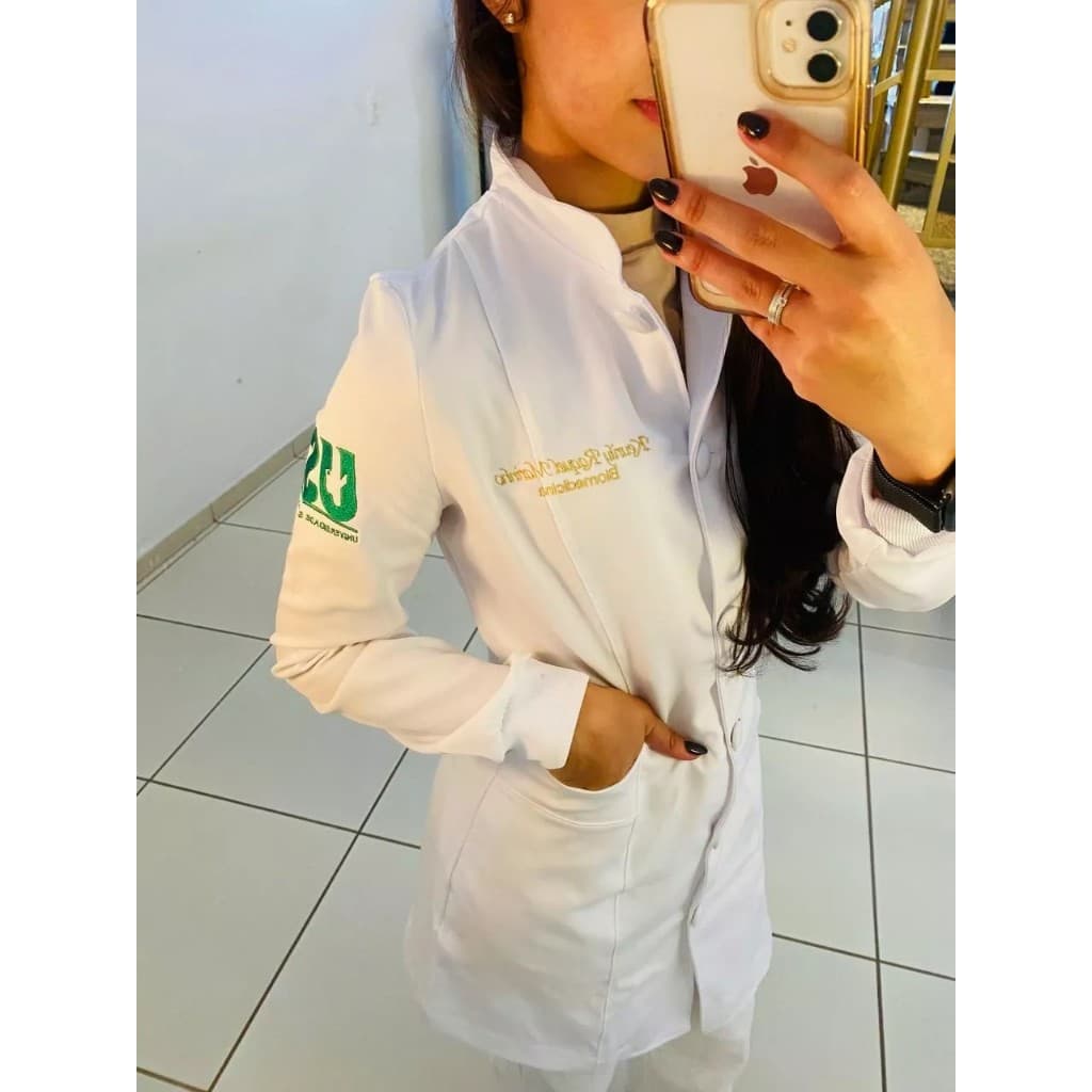 Jaleco feminino tradicional com bordado de nome + brasão de curso