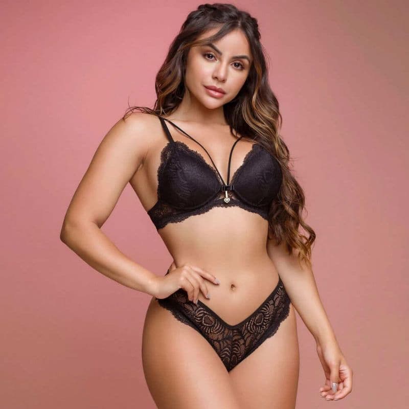 Conjunto feminino, com bojo, detalhes em renda.