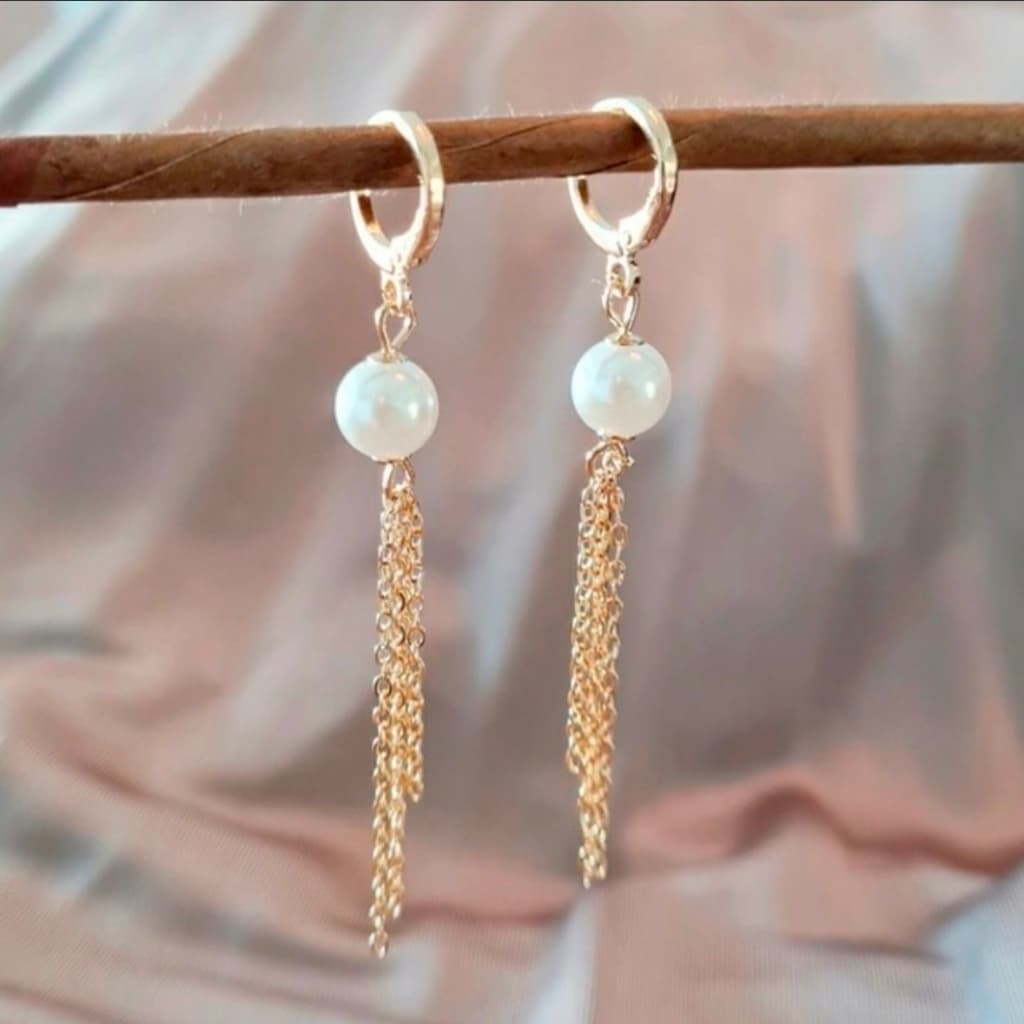 BRINCO FOLHADO PAR DE BRINCOS BANHADO A OURO 18K PÉROLA NATURAL CORRENTE PENDURADA FEMININO SEMIJOIA
