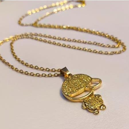 Pingente Menino de Boné +Colar Dourado Aço Inoxidavel