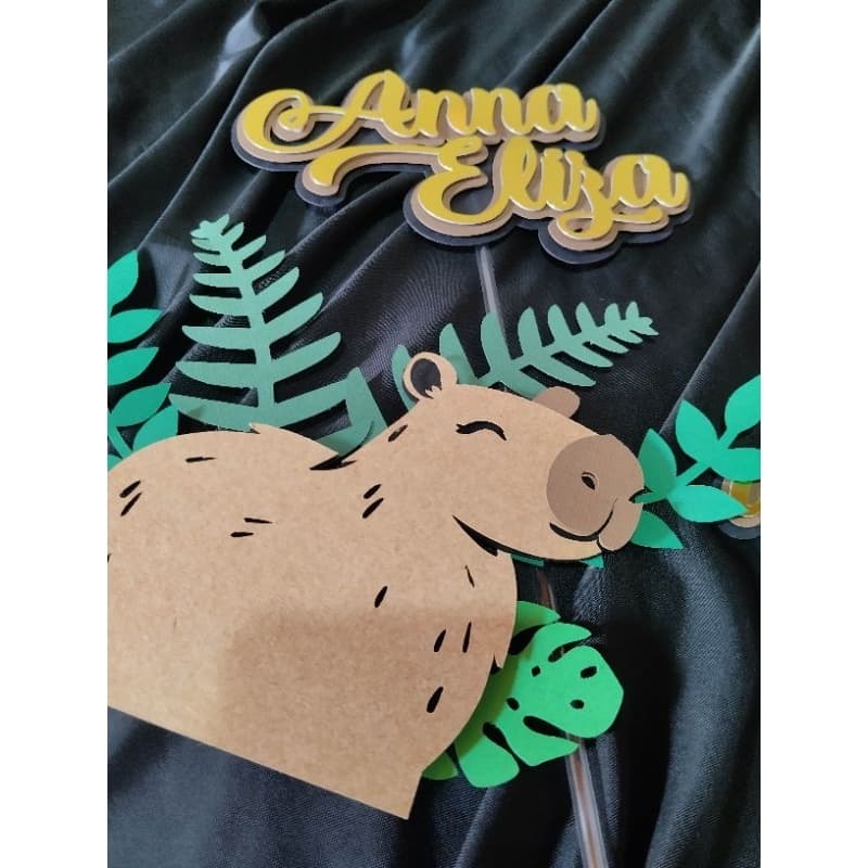 topo de bolo capivara com camada e detalhes dourado