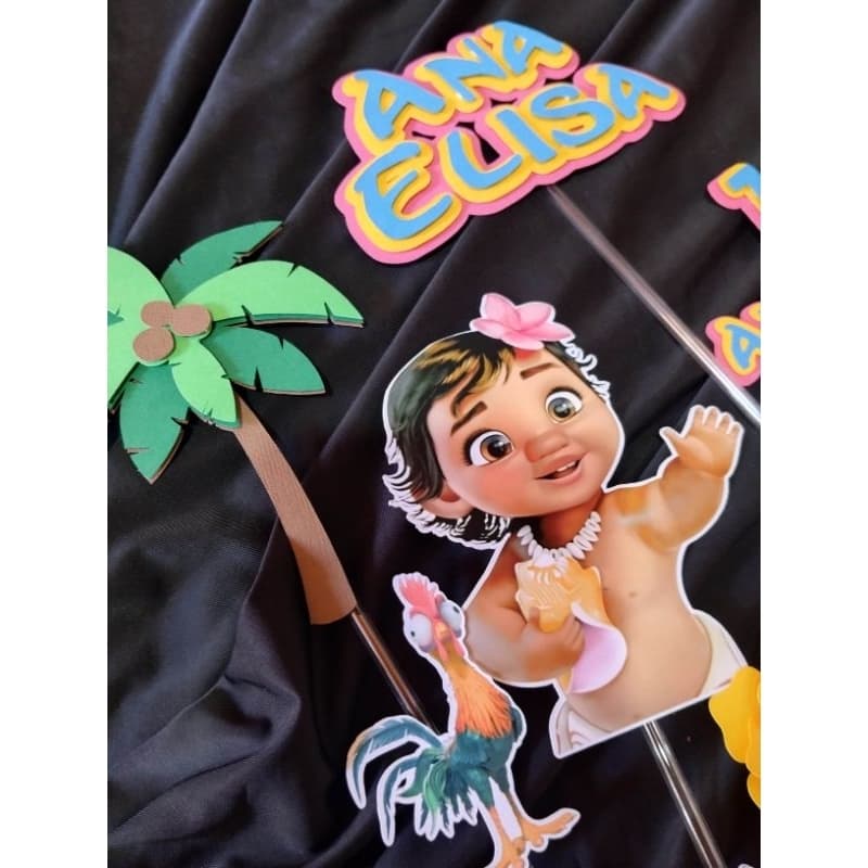 topo de bolo Moana com detalhes em camada e flores