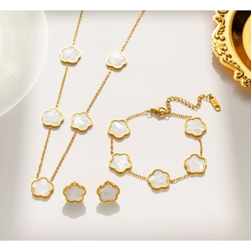 Conjunto colar, brinco e pulseira flor dourado/perolado