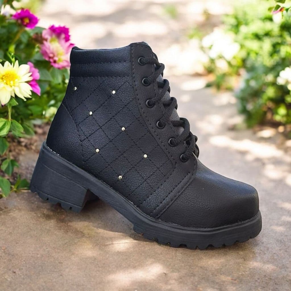 Bota Feminina Coturno Cano Baixo Com Bordado Lateral Moderna Confortável Salto Baixo Bloco Tratorado Blogueira Novidade