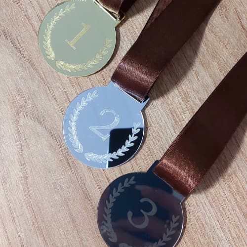 Kit 3 Medalhas 1, 2 e 3 Lugar Acrílico Espelhado Dourado Prata Bronze Premiação com Fita Esportes Premiação
