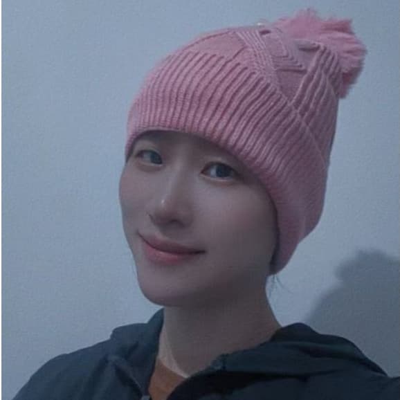 Touca feminina adulto com 1 pompom liso forrada por dentro para o inverno modelo001