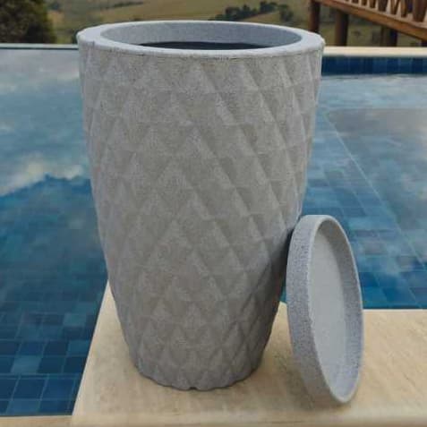 Vasos de planta em polietileno modelo coluna Diamante com prato coletor M e G